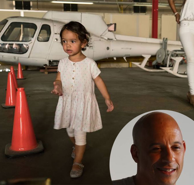 Vin Diesel mostra filha no <i>set</i> de <i>Velozes e Furiosos 8</i> e brinca: <i>Ela sabe que o filme será um sucesso</i>