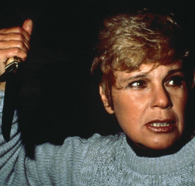 Essa é uma cena do primeiro filme da franquia, quando a protagonista tem que lidar também com Jason Voorhees, o assustador vilão que usava uma máscara de hóquei. O primeiro filme da franquia Sexta-feira 13 chegou aos cinemas em 1978 com Halloween: A Noite do Terror, estrelado por Jamie Lee Curtis. Na sequência, vieram mais 11 filmes, todos envolvendo Jason em busca de sua vingança.