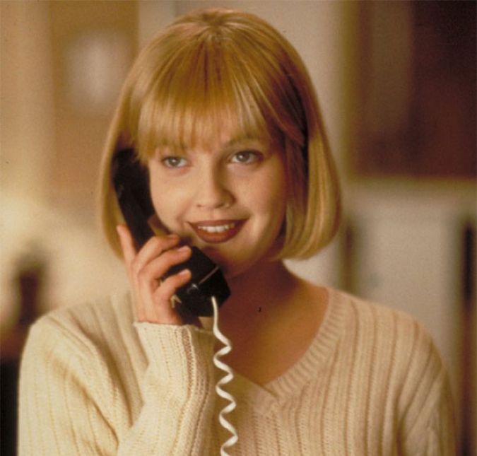 Falar em filme de terror e não mencionar Pânico, outra criação de Wes Craven, seria um pecado! A primeira produção da franquia chegou aos cinemas com Drew Barrymore, Courteney Cox, Neve Campbell, Rose McGowan e David Arquette como protagonistas, lá em 1996. Depois, o segundo filme, chamado Pânico 2, estreou no ano seguinte e o terceiro apenas em 2000. Com o sucesso, o quarto filme foi produzido e lançado em 2001, trazendo ainda Sidney Prescott tentando se livrar de assassinos. As pessoas que usavam o ghostface, aquela máscara assustadora, não desistiram nunca! E em 2015 ainda chegou, pela MTV, uma adaptação da história chamada Scream: The TV Series, dessa vez em formato de série.