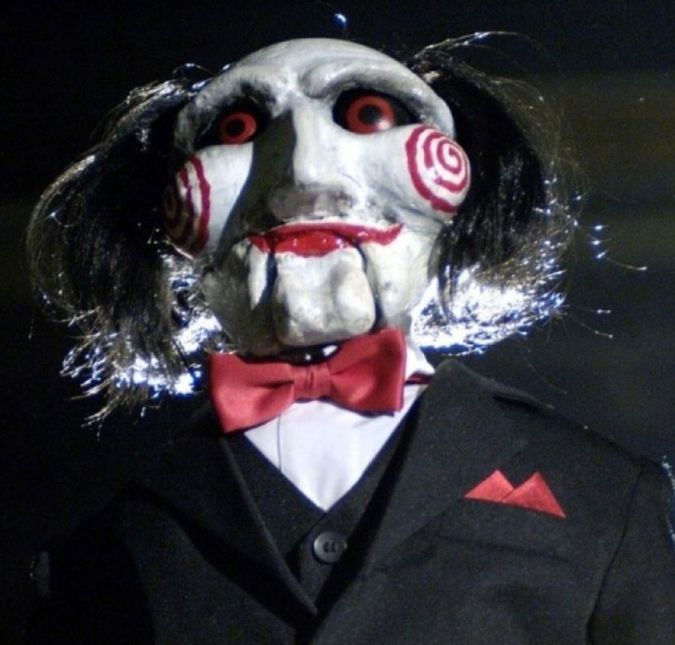 Outra franquia bem-sucedida são os filmes de Jogos Mortais. O primeiro longa chegou em 2004 e trouxe para o fã de terror aquela trama enigmática em que pessoas são colocadas em situações de vida ou morte, justamente para valorizarem a própria vida. O sucesso foi tão grande que vieram em seguida ainda mais filmes! O último - e sétimo - longa, inclusive, chegou aos cinemas em formato 3D. O mais recente deles, chamado Jogos Mortais: Jigsaw, chegou em 2017.