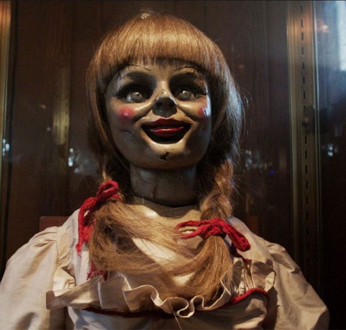 Também com Patrick Wilson no elenco, dessa vez dividindo os holofotes com Vera Farmiga, Invocação do Mal chegou aos cinemas em 2013 e gira em torno do casal Ed e Lorraine Warren, que existiu de verdade, e que investigava casos paranormais. Também com a temática envolvendo espíritos malignos, o casal ainda enfrenta uma freira do mal na sequência, Invocação do Mal 2, que chegou aos cinemas em junho de 2016. Além disso, há filmes spin-off sobre a boneca Annabelle: Annabelle 2: A Criação do Mal, e Annabelle 3 - De Volta Para Casa, de 2019. Além disso, há outro focando na freira maldita, lançado em setembro de 2018, com o título de A Freira. Já Invocação do Mal 3 está previsto para estrear em 2021.