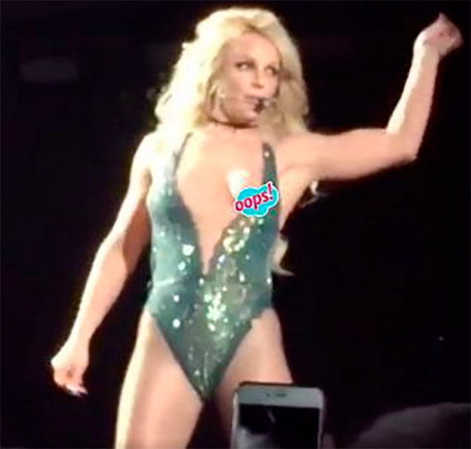 Britney Spears se descuida e deixa seio à mostra durante <i>show</i>, assista!