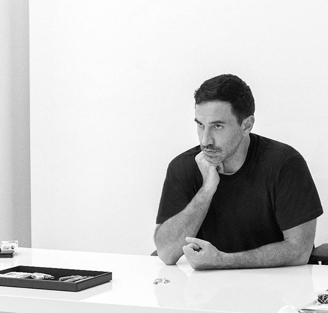 Riccardo Tisci deixa a <i>Givenchy</i> após doze anos como estilista da marca