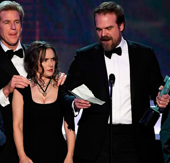 Colega de Winona Ryder em <i>Stranger Things</i> comenta expressões da atriz no <i>SAG Awards</i>