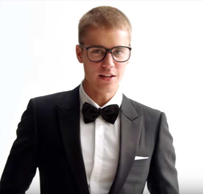 Justin Bieber aparece com um visual todo diferente em novo comercial para o <i>Super Bowl</i>, vem ver!