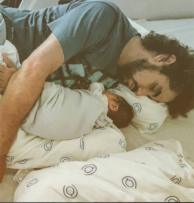 Felipe Andreoli posa com filho recém-nascido e agradece em texto emocionante: <I>Melhor presente de aniversário</i>