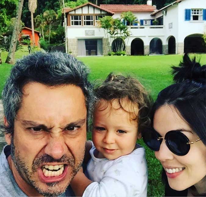 Alexandre Nero posa com a família em spa em que duas diárias custam mais de dois mil e 800 reais