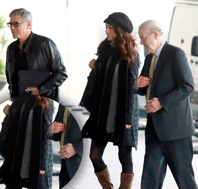 Amal Clooney aumenta rumores de gravidez com <i>look</i> soltinho