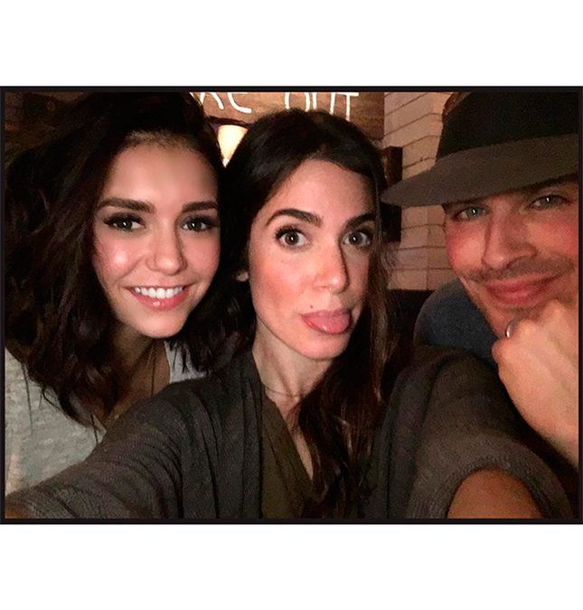 Nina Dobrev posa com o ex-namorado, Ian Somerhalder, e a atual esposa dele