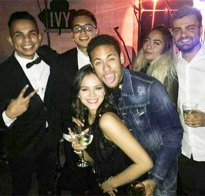 Bruna Marquezine curte festa de aniversário de Neymar e desce até o chão, vem ver!