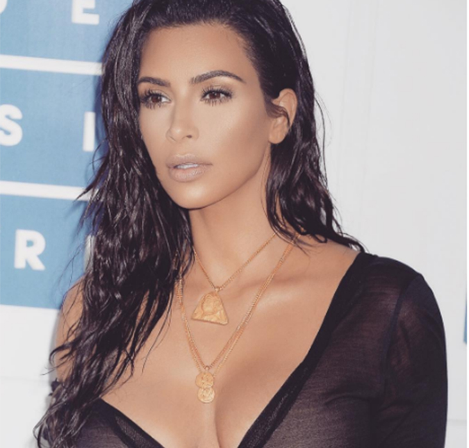 Kim Kardashian abre seu <I>closet</i> e revela que está guardando <i>looks</i> famosos para North, veja!
