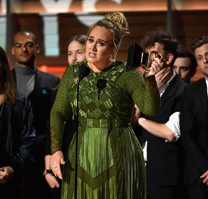 Adele confirma que está casada em discurso no <i>Grammy</i>
