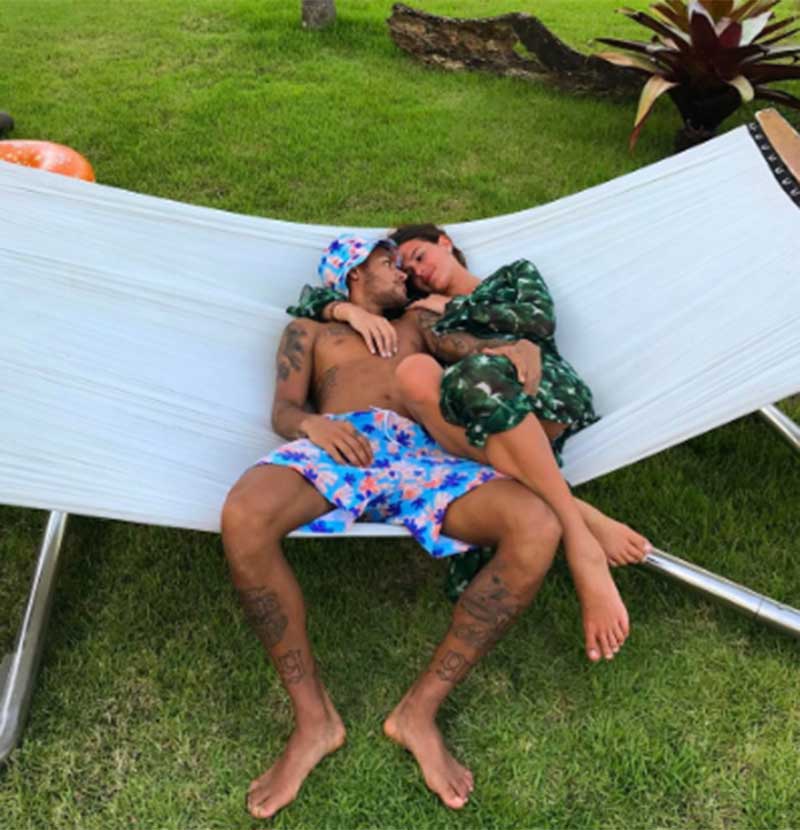 Neymar comemora <i>Valentine's Day</i> deitado em rede com Bruna Marquezine, confira!