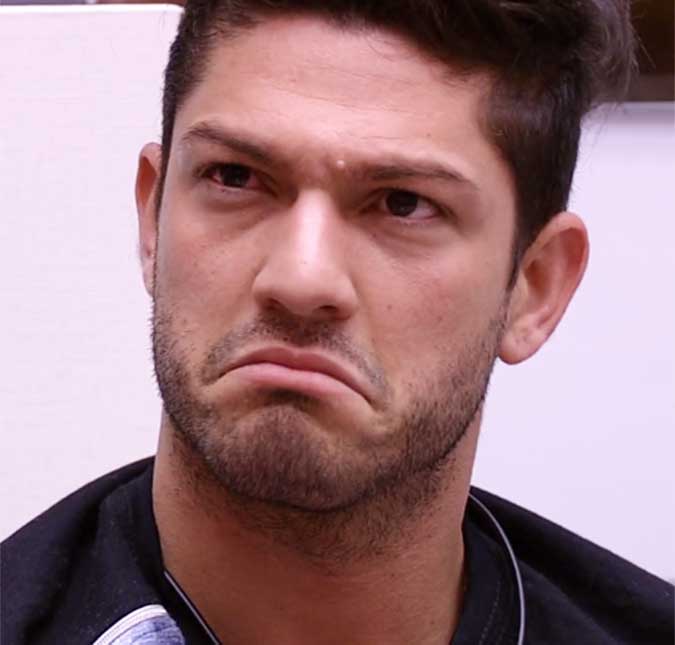 Luiz Felipe faz revelação sobre ex-namorada no <i>BBB 17</I> e Roberta adverte: <I>Se eu fosse você, não falaria aqui</i>