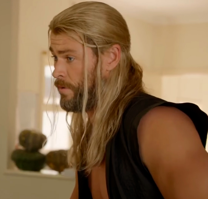 Thor tenta pagar o aluguel com moedas de Asgard em nova <i>promo</i> de <i>Thor: Ragnarok</i>