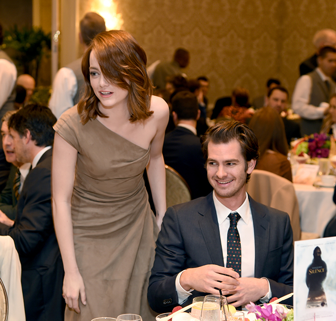 Emma Stone e Andrew Garfield são vistos em clima de romance no jantar após o <i>Bafta Awards</i>, entenda!