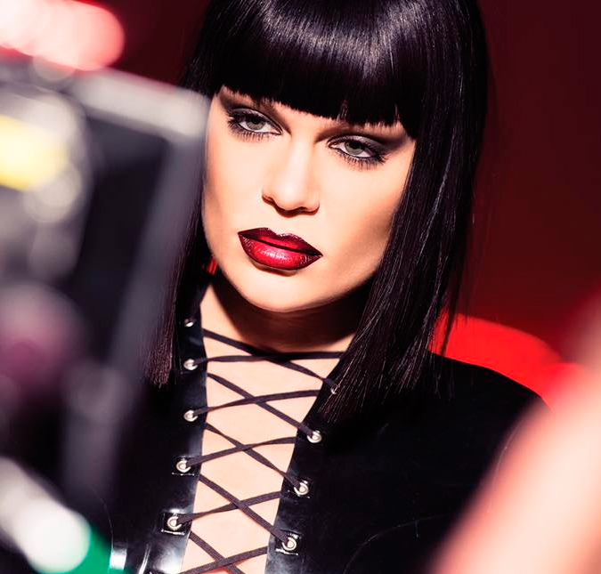 Jessie J promove linha de maquiagem e diz que sempre faz sua própria <i>make</i>!
