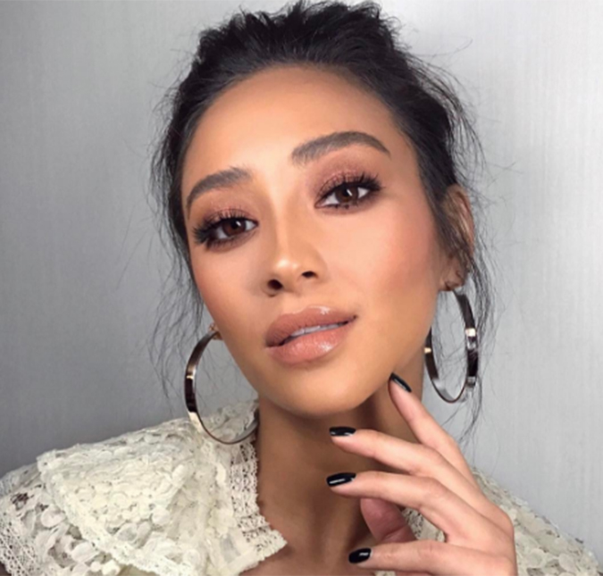 Assistente pula no mar para resgatar bracelete de 100 mil reais perdido por Shay Mitchell, de <i>Pretty Little Liars</i>, entenda!