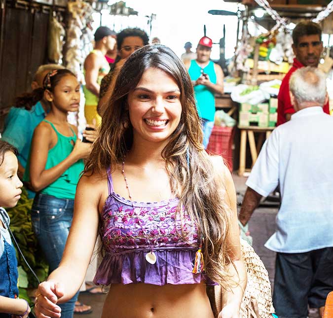 Isis Valverde fala sobre experiência de nadar com botos para nova novela das nove