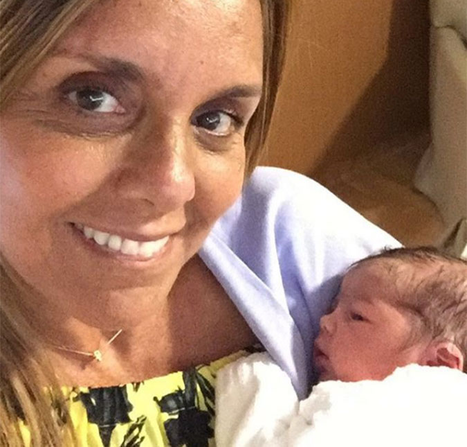 Mãe de Felipe Simas posta <i>selfie</i> com a netinha recém-nascida, confira o clique!