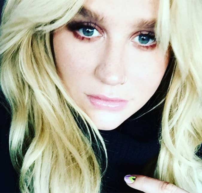 Kesha divulga <i>e-mails</i> polêmicos de Dr. Luke após acusação de abuso psicológico e sexual