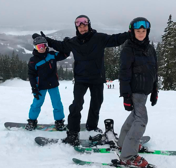 David Beckham leva a família para esquiar e seu filho, Brooklyn, acaba quebrando a clavícula, vem ver!