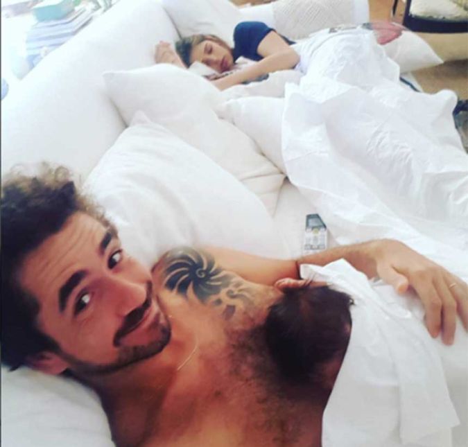 Felipe Andreoli surpreendeu os seguidores com um clique bastante íntimo da família. Na imagem, Rafa Brites aparece tirando um cochilo no sofá, enquanto o humorista aparece sem camisa e segurando o pequeno Rocco no colo. Na legenda, o ator brincou que se Rafa visse a publicação iria querer matá-lo. No entanto, parece que Rafa adorou o fato do maridão ter compartilhado o momento da família na web. Desde que deu à luz, a apresentadora tem contado para os seguidores a experiência de viver a maternidade pela primeira vez e mais uma vez, a loira fez textão para homenagear o paizão que Felipe se tornou. Pai não ajuda. Pai divide. Pai não faz favor. Apenas faz. Pai não fala a frase: hoje estou de babá. Pai não carrega só bolsa do bebê, o carrega. Não é o motorista enquanto a mãe vai no banco de trás.Essa posição pode inverter também.  Pai não pede pra mãe se pode fazer isso ou aquilo com o filho. Pai de primeira viagem não era pai tanto quanto a mãe não era mãe.Eles aprenderão juntos. Isso não quer dizer que o banho seja da mesma forma. Que a fralda fique igual. O pai não tem medo de errar. De derrubar de afogar. Afinal de contas é o seu filho. Ele tem instinto. E essa palavra não deve ser usada apenas para as mães. Pai lê os livros. Frequenta os cursos, não por medo dos hormônios da esposa grávida, ele quer, ele presta atenção.Anota. Pai senta no bar com os amigos e fica mostrando fotos do seu filhote. Ele cuida da recém mamãe.Ele ajuda na casa. O pai de menino vai ensinar seu filho a ser gentil, doce. Sua filha a ser forte, guerreira e vice e versa. Sem diferenças. Eu amei conhecer o pai do meu filho.  Eu me entrego ao sono em paz pois a outra metade está ali... Eu cuido de você. Você de mim. E nós dele, escreveu na legenda emocionando os seguidores.
