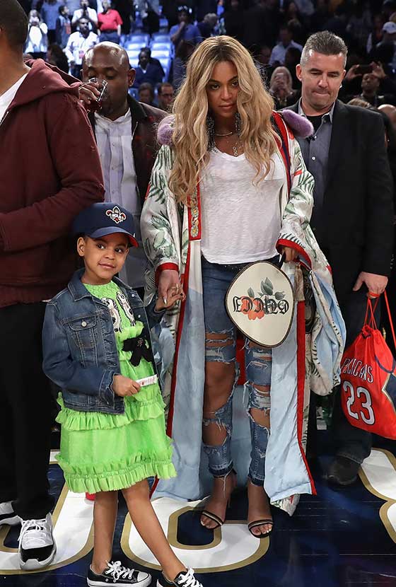 Beyoncé exibe barriguinha de gravidez em dia de jogo com Jay Z e Blue Ivy