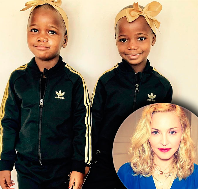 Madonna prova que gosta de vestir suas filhas gêmeas de forma idêntica, vem ver!