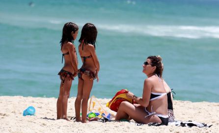 Giovanna Antonelli aproveita folga na segunda-feira para curtir praia com as filhas