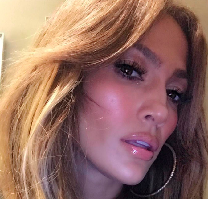 Jennifer Lopez fala sobre sair com homens mais novos e nega relacionamento com Drake: <I>Fizemos uma música juntos</i>