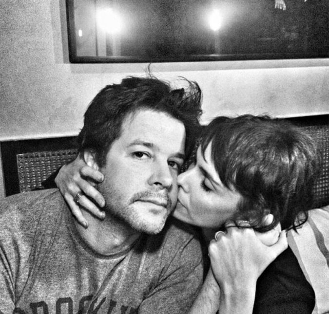 Quem disse que os artistas não se apaixonam por alguém do trabalho? Débora Falabella e Murilo Benício se conheceram ao atuarem juntos em O Clone, mas só se apaixonaram nos bastidores de Avenida Brasil. O casal ficou junto por sete anos, até anunciar a separação em 2019. Depois, Murilo engatou um romance com Manuela Dias, autora da novela Amor de Mãe, da qual ele fez parte. Já Débora conheceu e se apaixonou por Gustavo Vaz quando ambos trabalharam juntos na série Aruanas, mas essa relação chegou ao fim. A seguir, confira outros famosos que assim como eles, encontraram o amor durante um trabalho!