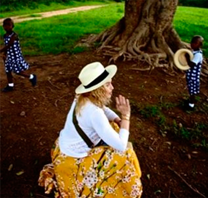 Madonna posta foto com filhas gêmeas: <i>No coração quente da África</i>