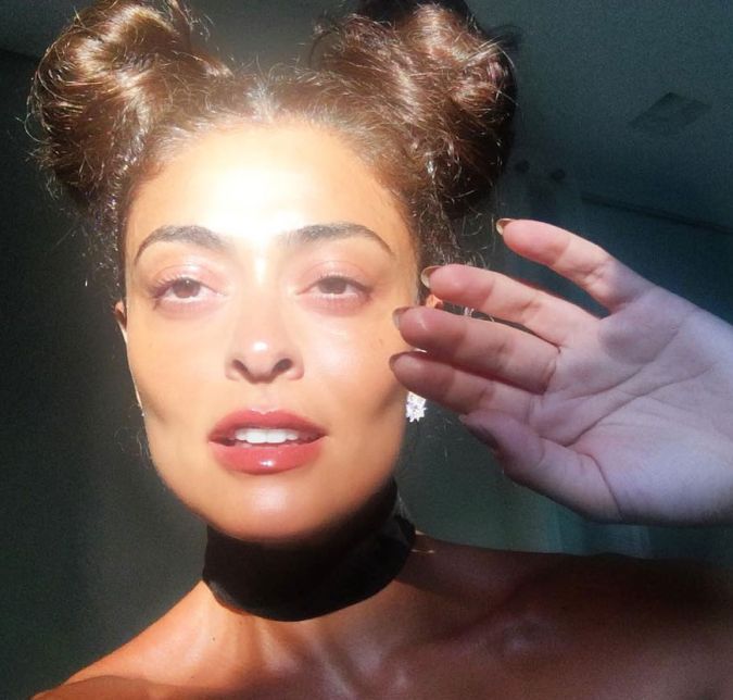 Deixando um pouco de lado a vibe do cabelo volumoso, que tal optar por um penteado mais diferente, como fez Juliana Paes? Fazer dois coques meio podrinhos no topo da cabeça é uma ótima opção! Para ficar ainda mais fashion, invista na choker!