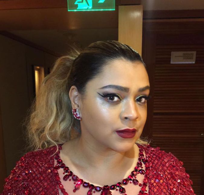 Para uma tradicional festa de Carnaval, Preta Gil não pensou duas vezes antes de prender o cabelo. A cantora escolheu um penteado mais baixo e para complementar o look usou brinquinhos da mesma cor do vestido e caprichou no delineado gatinho e na boca destacada! Dá até para copiar o visual em casa, não é mesmo?