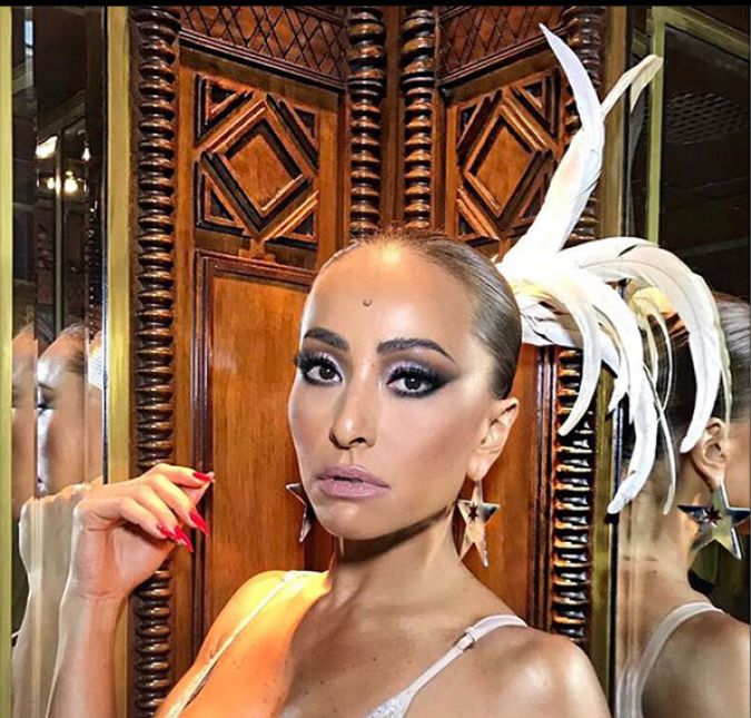 A japonesa, aliás, curte tanto o Carnaval que dá para fazer todos os penteados possíveis para a folia! Dessa vez, a musa optou por um coque bem puxado. Para dar um toque carnavalesco, acrescente enfeites no cabelo, como plumas ou tiaras, e um brinco mais ousado!