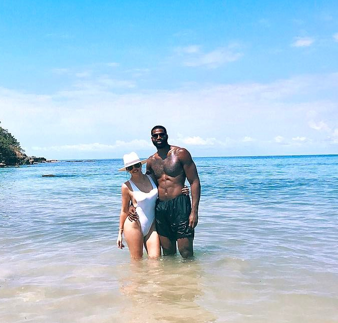 Khloé Kardashian curte praia ao lado do namorado, Tristan Thompson, e se declara: <i>Meu amor</i>