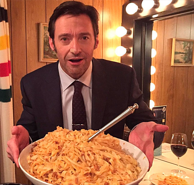 Hugh Jackman quebra dieta de 17 anos ao vivo, vem ver!