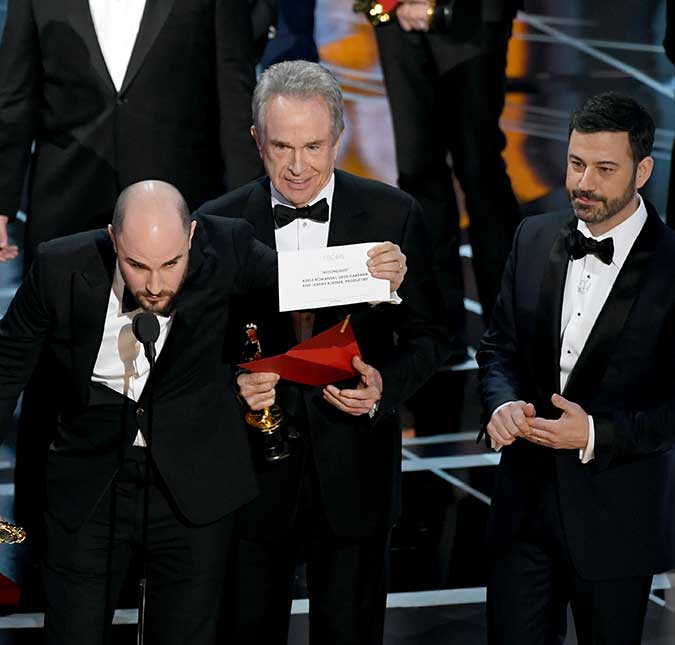 Empresa que produz envelopes do <i>Oscar</i> pede desculpas após erro histórico na premiação, entenda