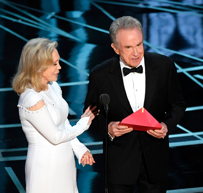Warren Beatty e Faye Dunaway brigaram para decidir quem iria anunciar o vencedor de Melhor Filme no <i>Oscar</i>, diz <i>site</i>