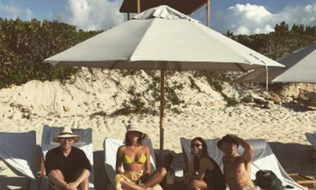 Bruna Marquezine e Tatá Werneck relaxam com amigos em praia do Caribe