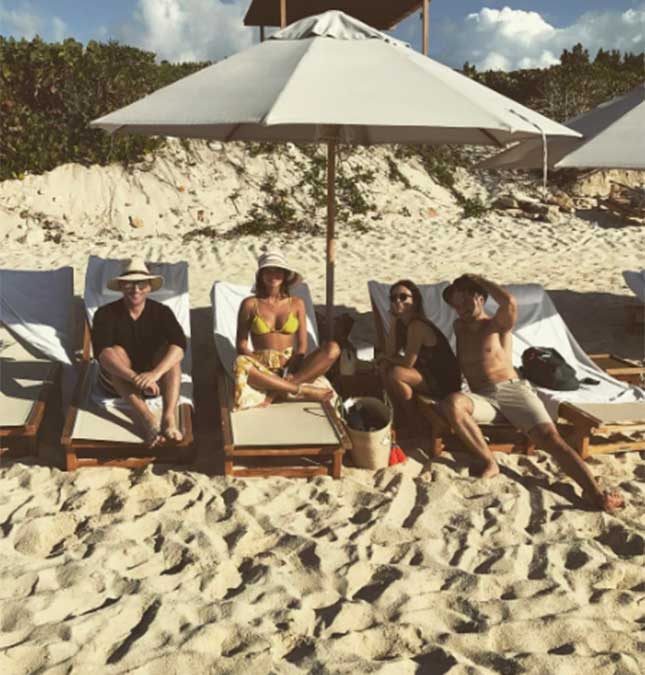 Bruna Marquezine e Tatá Werneck relaxam com amigos em praia do Caribe
