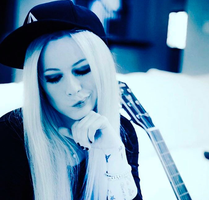 Avril Lavigne está de gravadora nova e promete que seu novo álbum sairá em breve!