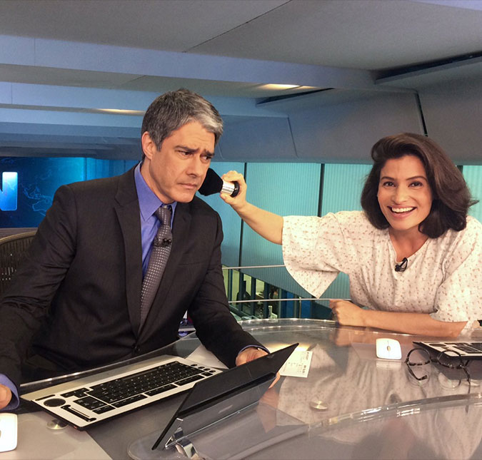 Renata Vasconcellos retoca maquiagem de William Bonner nos bastidores do <i>Jornal Nacional</i>, vem ver!