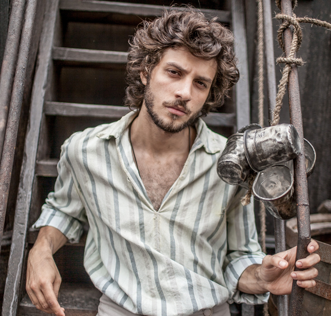 Chay Suede, protagonista da novela <i>Novo Mundo</i>, conta como se preparou para o papel e fala sobre seu namoro com Laura Neiva