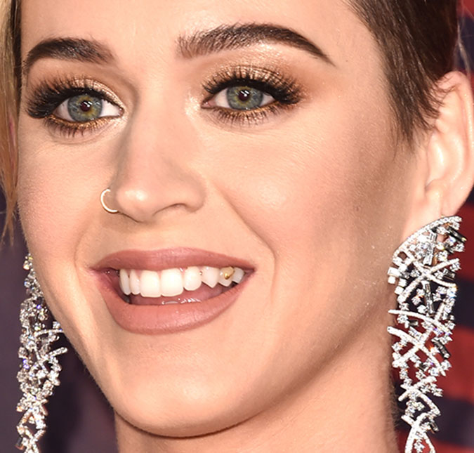 Katy Perry é fotografada com os dentes sujos e passa por saia justa em tapete vermelho, veja!