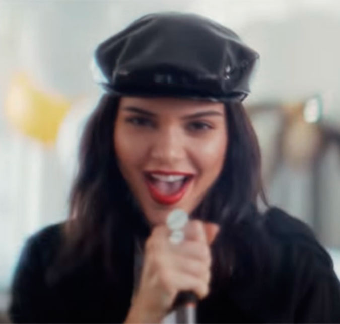 Kendall Jenner dubla música em nova campanha de maquiagem, vem ver!