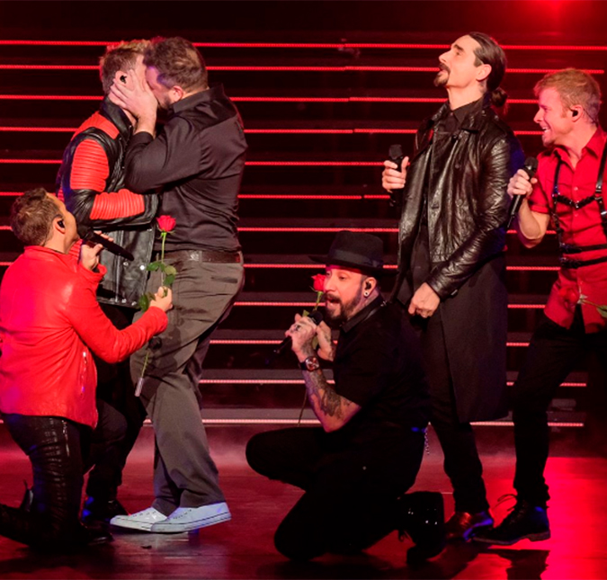 Nada de desavenças! Nick Carter beija Joey Fatone, ex-<I>NSYNC</I>, durante <I>show<I> em Las Vegas, assista!