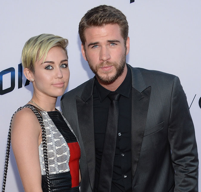 Pai de Miley Cyrus levanta suspeitas de que a filha teria se casado com Liam Hemsworth e a <i>internet</i> pira!