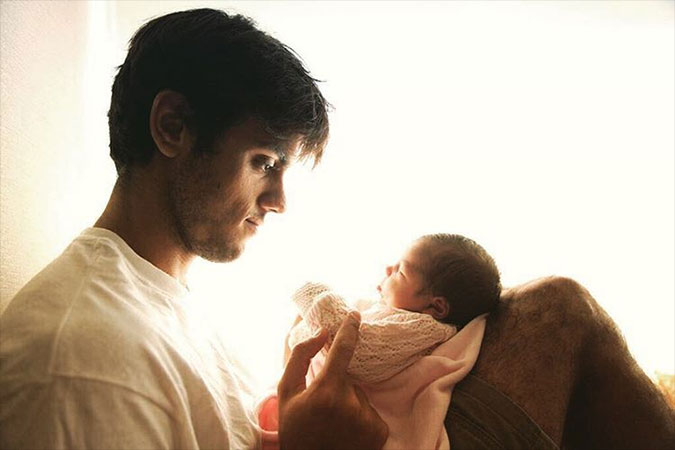 Felipe Simas posa em foto fofíssima com a filha recém-nascida